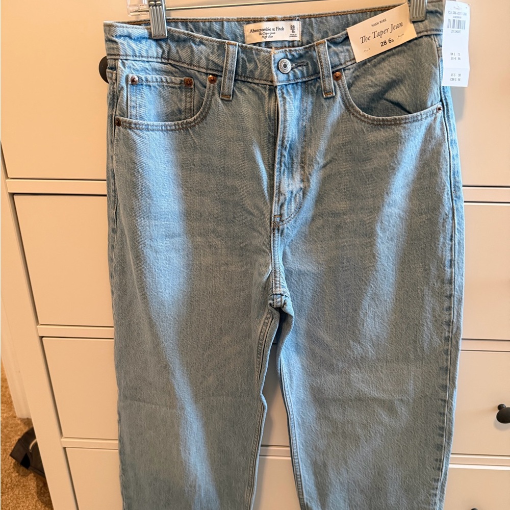 Abercrombie high rise taper jean, Size 28/6 short, NWT